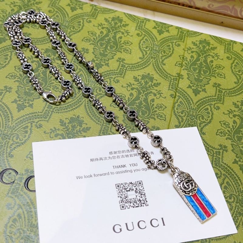 G*u*i necklaces